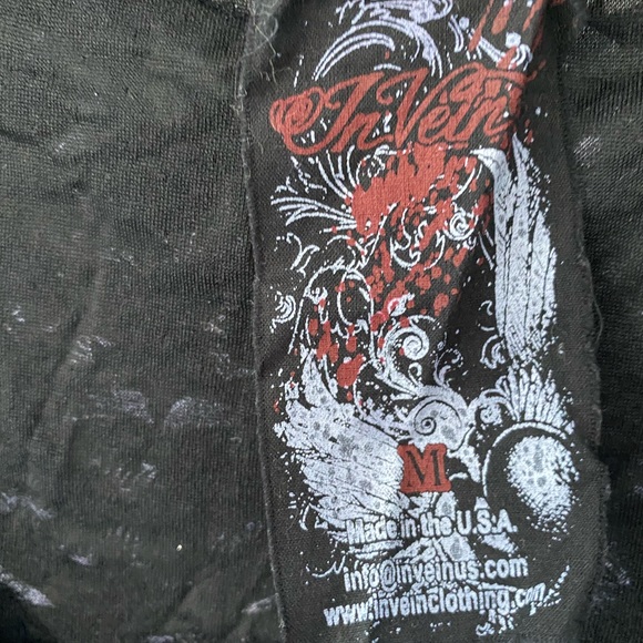 In Vein • Black short sleeve shirt w roses print - Picture 4 of 8